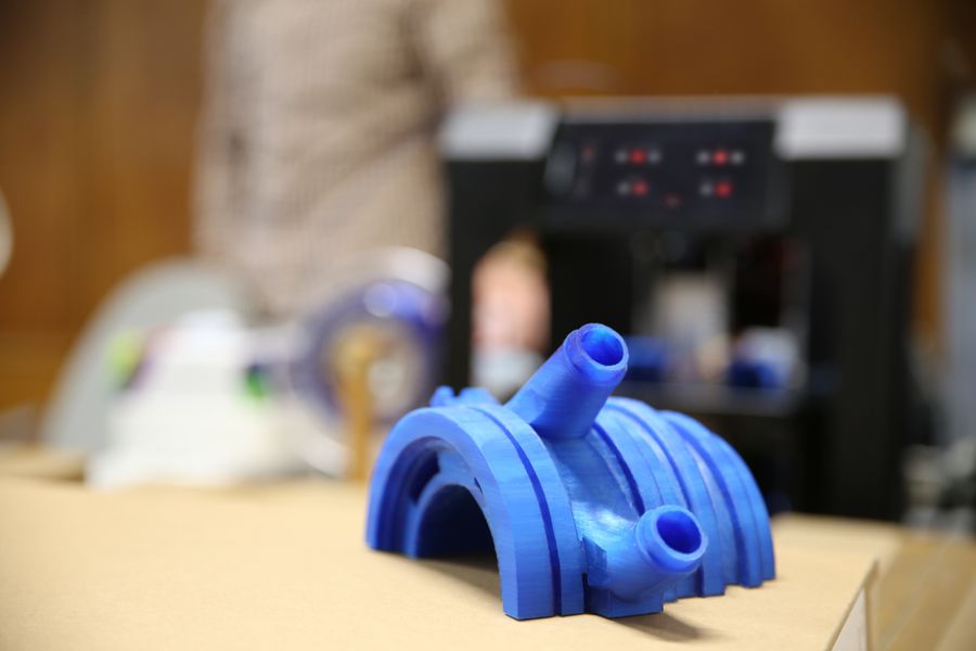 Blauw 3D-geprint vervangingsonderdeel, net van de printer